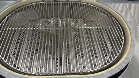 The Primo G420 grates, burners, flavour bars and smoke box are made from type 304 stainless steel.