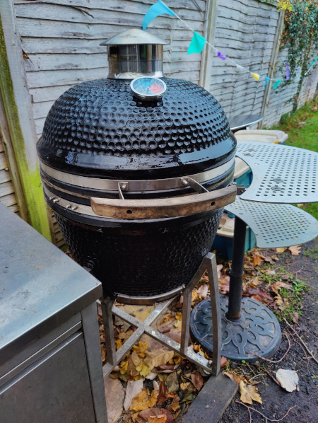 https://www.barbecue-smoker-recipes.com/images/budget-kamado-grill.jpg