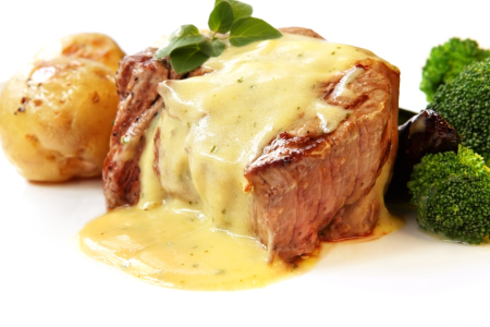 Grilled fillet steak with bearnaise sauce