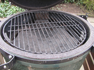 The Big Green Egg plate setter sits directly over the firebox
