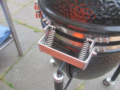 Monolith ceramic grill stainless steel hinge mechanism