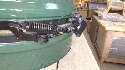 Big Green Egg hinge with lid closed