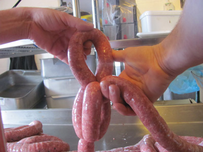 Twist the loop of sausage